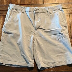 Izod Men's Light Gray Flat Front Shorts